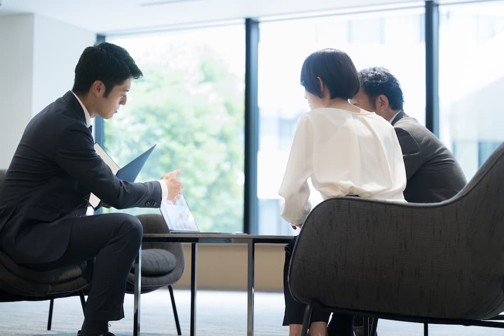司法書士に相談中